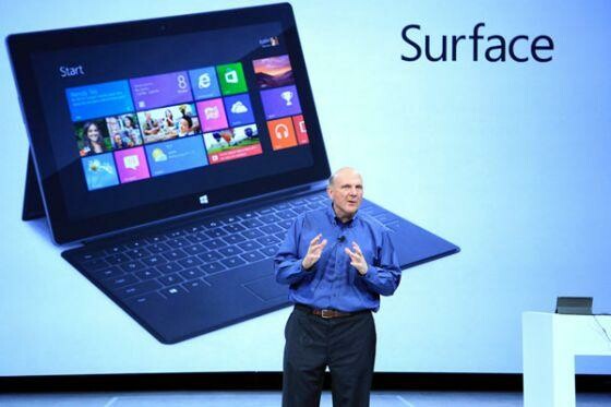 Microsoft-Chef Steve Ballmer enthüllte in Los Angeles den Tablet-PC Surface. (Bild: Microsoft) Microsoft-Chef Steve Ballmer enthüllte in Los Angeles den Tablet-PC Surface. (Bild: Microsoft)