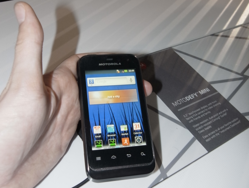 Das Motorola Defy Mini ist ab März in Deutschland erhältlich. (Bild: netzwelt) Das Motorola Defy Mini ist ab März in Deutschland erhältlich. (Bild: netzwelt)