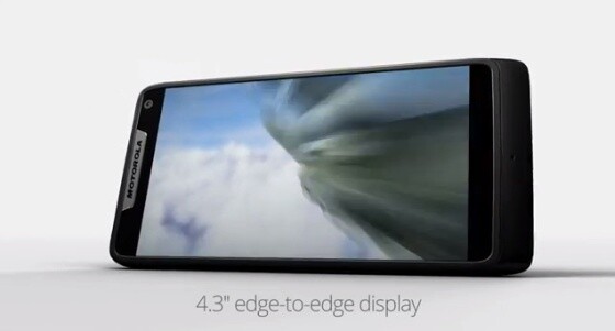 Das Motorola Razr M bietet ein randloses Display. (Bild: Screenshot Motorola/YouTube) Das Motorola Razr M bietet ein randloses Display. (Bild: Screenshot Motorola/YouTube)