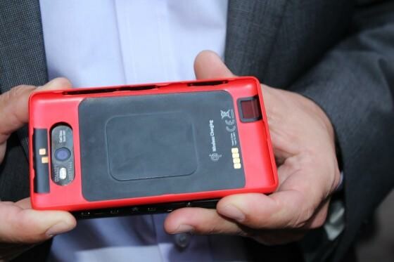 Beim Nokia Lumia 820 lassen sich Funktionen wie das "Wireless Charging" per Wechselcover nachrüsten. (Bild: netzwelt) Beim Nokia Lumia 820 lassen sich Funktionen wie das "Wireless Charging" per Wechselcover nachrüsten. (Bild: netzwelt)