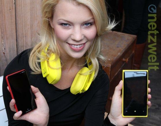Das Nokia Lumia 820 (links) und das Nokia Lumia 920 (rechts) sind ab dem 5. November im Handel erhältlich. (Bild: netzwelt) Das Nokia Lumia 820 (links) und das Nokia Lumia 920 (rechts) sind ab dem 5. November im Handel erhältlich. (Bild: netzwelt)