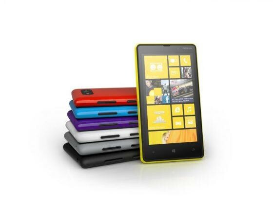 Nokia präsentiert mit dem Lumia 820 ein Mittelklassen-Smartphone mit Windows Phone 8 vor. (Bild: Nokia) Nokia präsentiert mit dem Lumia 820 ein Mittelklassen-Smartphone mit Windows Phone 8 vor. (Bild: Nokia)