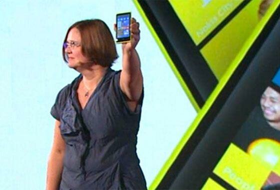 Nokias Smartphone-Chefin Jo Harlow präsentiert in New York das Nokia Lumia 920. (Bild: Screenshot Nokia.com) Nokias Smartphone-Chefin Jo Harlow präsentiert in New York das Nokia Lumia 920. (Bild: Screenshot Nokia.com)
