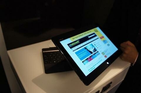 Wird offenbar mindestens 599 US-Dollar kosten: Asus Vivo Tab RT auf der IFA in Berlin (Bild: netzwelt) Wird offenbar mindestens 599 US-Dollar kosten: Asus Vivo Tab RT auf der IFA in Berlin (Bild: netzwelt)