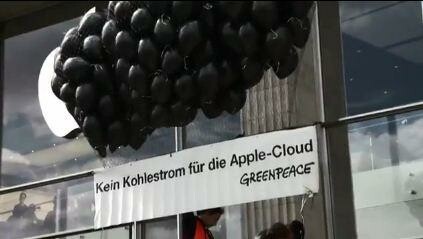 Protest gegen die iCloud: Greenpeace ließ eine schwarze Wolke aus Luftballons vor dem Hamburger Apple Store aufsteigen. (Bild: Screenshot GreenpeaceDE bei YouTube) Protest gegen die iCloud: Greenpeace ließ eine schwarze Wolke aus Luftballons vor dem Hamburger Apple Store aufsteigen. (Bild: Screenshot GreenpeaceDE bei YouTube)