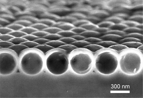 Ein Rasterelektronenmikroskop-Foto einer nanokristallinen Silizium-Hüllen-Schicht. (Bild: Yan Yao) Ein Rasterelektronenmikroskop-Foto einer nanokristallinen Silizium-Hüllen-Schicht. (Bild: Yan Yao)
