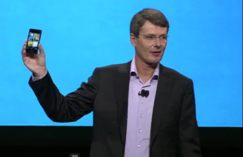RIM-Chef Thorsten Heins mit einem BB10-Entwicklerhandy. Das neue Betriebssystem wird nicht vor 2013 erscheinen. (Bild: Screenshot YouTube/BlackBerry) RIM-Chef Thorsten Heins mit einem BB10-Entwicklerhandy. Das neue Betriebssystem wird nicht vor 2013 erscheinen. (Bild: Screenshot YouTube/BlackBerry)