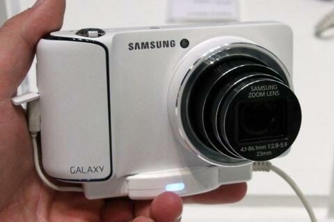 Samsungs Galaxy Camera ist ab Ende Oktober für 599 Euro erhältlich. (Bild: netzwelt) Samsungs Galaxy Camera ist ab Ende Oktober für 599 Euro erhältlich. (Bild: netzwelt)