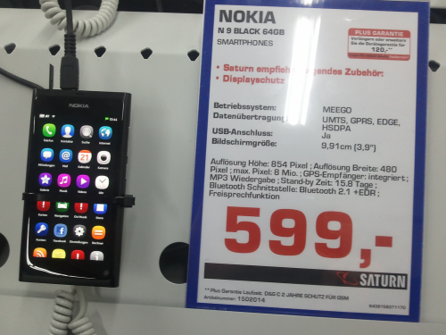 Saturn führt aktuell in seinen Märkten das Nokia N9. (Bild: netzwelt) Saturn führt aktuell in seinen Märkten das Nokia N9. (Bild: netzwelt)