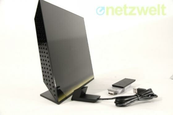 Schnelles Duo: Der WLAN-Router Netgear R6300 und der USB-Stick Netgear A6200, der Notebooks und PCs mit dem Funkstandard ac nachrüstet. (Bild: netzwelt) Schnelles Duo: Der WLAN-Router Netgear R6300 und der USB-Stick Netgear A6200, der Notebooks und PCs mit dem Funkstandard ac nachrüstet. (Bild: netzwelt)