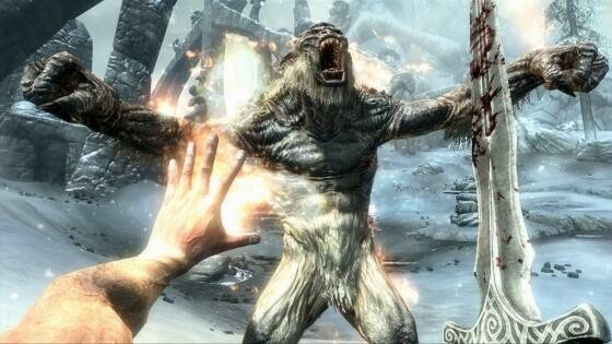 Skyrim-Spieler können dank Kinect-Unterstützung per Sprachbefehl unter anderem die Waffen und Zauber auswählen. (Bild: Bethesda Softworks) Skyrim-Spieler können dank Kinect-Unterstützung per Sprachbefehl unter anderem die Waffen und Zauber auswählen. (Bild: Bethesda Softworks)
