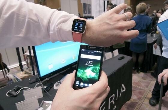 Die SmartWatch von Sony zeigt dem Nutzer unter anderem Social Media-Updates an. (Bild: netzwelt) Die SmartWatch von Sony zeigt dem Nutzer unter anderem Social Media-Updates an. (Bild: netzwelt)