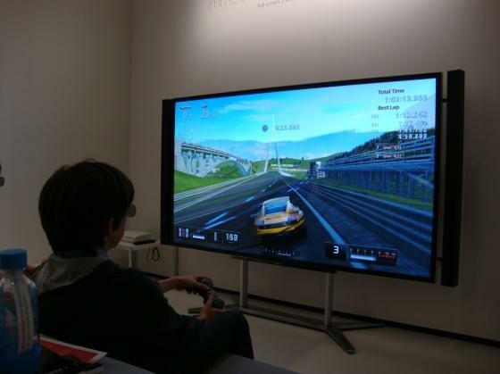 Sony präsentierte auf seinem neuen 4K-Fernseher auch die 3D-Split-Screen-Technik für die PlayStation 3. (Bild: netzwelt) Sony präsentierte auf seinem neuen 4K-Fernseher auch die 3D-Split-Screen-Technik für die PlayStation 3. (Bild: netzwelt)