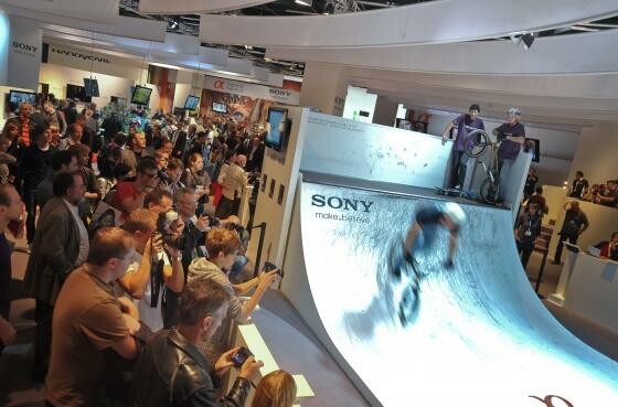 Sony-Stand auf der Photokina 2010: Motive zum Ausprobieren für die neuen Kameras. (Bild: Kölnmesse) Sony-Stand auf der Photokina 2010: Motive zum Ausprobieren für die neuen Kameras. (Bild: Kölnmesse)