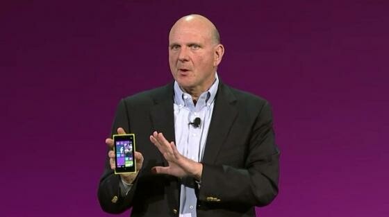 Steve Ballmer präsentierte beim Windows Phone 8-Launch Smartphones von Samsung, HTC und Nokia. (Bild: Webcast Microsoft) Steve Ballmer präsentierte beim Windows Phone 8-Launch Smartphones von Samsung, HTC und Nokia. (Bild: Webcast Microsoft)