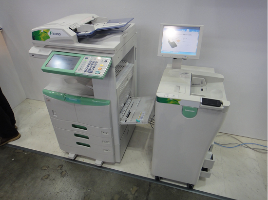 Toshiba Tec hat einen Drucker entwickelt, der seine eigene Tinte löschen kann. (Bild: Screenshot/DigInfoTV) Toshiba Tec hat einen Drucker entwickelt, der seine eigene Tinte löschen kann. (Bild: Screenshot/DigInfoTV)