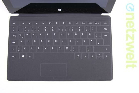 Das Touch Cover bietet keinen Tastenhub und ist beim Schreiben zunächst sehr gewöhnungsbedürftig. Mit der Zeit sinkt die Fehlerrate aber rapide. (Bild: netzwelt) Das Touch Cover bietet keinen Tastenhub und ist beim Schreiben zunächst sehr gewöhnungsbedürftig. Mit der Zeit sinkt die Fehlerrate aber rapide. (Bild: netzwelt)