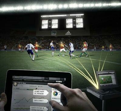 Das Tracking-System miCoach zeigt die Leistung der einzelnen Spieler auf dem Feld in Echtzeit an. (Bild: news.adidas.com) Das Tracking-System miCoach zeigt die Leistung der einzelnen Spieler auf dem Feld in Echtzeit an. (Bild: news.adidas.com)