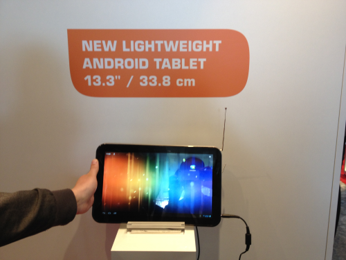 Ungewöhnliches Format: Toshiba präsentierte im März 2012 ein 13,3 Zoll-Tablet auf seiner Hausmesse. Damals noch ohne Namen. (Bild: netzwelt) Ungewöhnliches Format: Toshiba präsentierte im März 2012 ein 13,3 Zoll-Tablet auf seiner Hausmesse. Damals noch ohne Namen. (Bild: netzwelt)