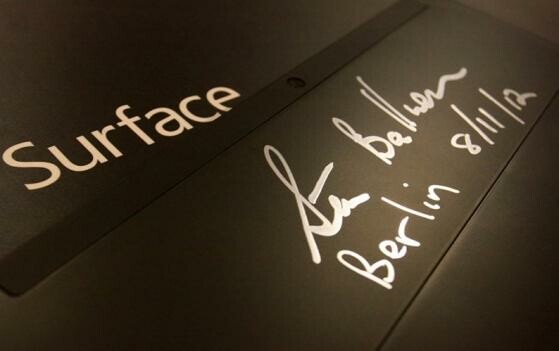 Die Unterschrift von Microsoft-CEO Steve Ballmer findet sich gut lesbar auf der Rückseite des Surface. (Bild: eBay-Auktion) Die Unterschrift von Microsoft-CEO Steve Ballmer findet sich gut lesbar auf der Rückseite des Surface. (Bild: eBay-Auktion)