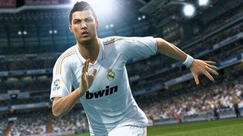 Das virtuelle Abbild von Cristiano Ronaldo soll in PES 2013 dem Original nicht nur optisch Nahe kommen, sondern auch im Spielverhalten. (Bild: Konami) Das virtuelle Abbild von Cristiano Ronaldo soll in PES 2013 dem Original nicht nur optisch Nahe kommen, sondern auch im Spielverhalten. (Bild: Konami)