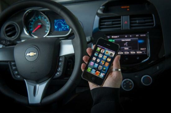 Während der Fahrt soll das Display des iPhones im sogenannten Eyes Free mode deaktiviert bleiben, um Ablenkungen zu vermeiden. (Bild: General Motors) Während der Fahrt soll das Display des iPhones im sogenannten Eyes Free mode deaktiviert bleiben, um Ablenkungen zu vermeiden. (Bild: General Motors)
