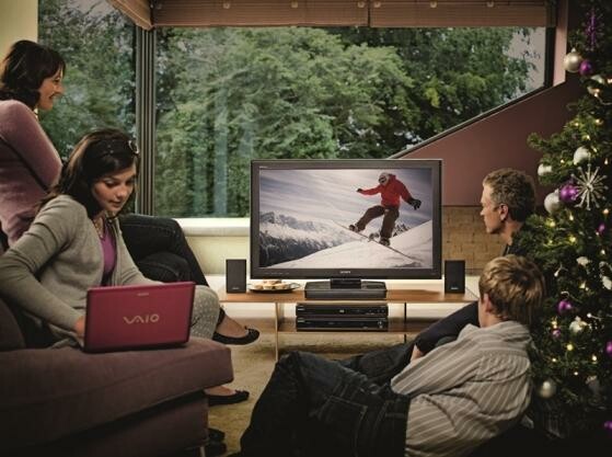 Weihnachten mit Sony: Die Familie schart sich um den Fernseher Bravia S5500, das Home Cinema System HT-SS360, den Blu-ray-Player BDP-S360 und ein Notebook aus der Vaio W-Serie. (Foto: Sony) Weihnachten mit Sony: Die Familie schart sich um den Fernseher Bravia S5500, das Home Cinema System HT-SS360, den Blu-ray-Player BDP-S360 und ein Notebook aus der Vaio W-Serie. (Foto: Sony)