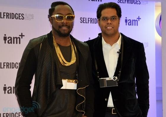 Will.i.am (links) und Chandra Rathakrishnan präsentierten in London das i.am+ foto.sosho-Kameraset für Apples iPhone. (Bild: Engadget.com) Will.i.am (links) und Chandra Rathakrishnan präsentierten in London das i.am+ foto.sosho-Kameraset für Apples iPhone. (Bild: Engadget.com)