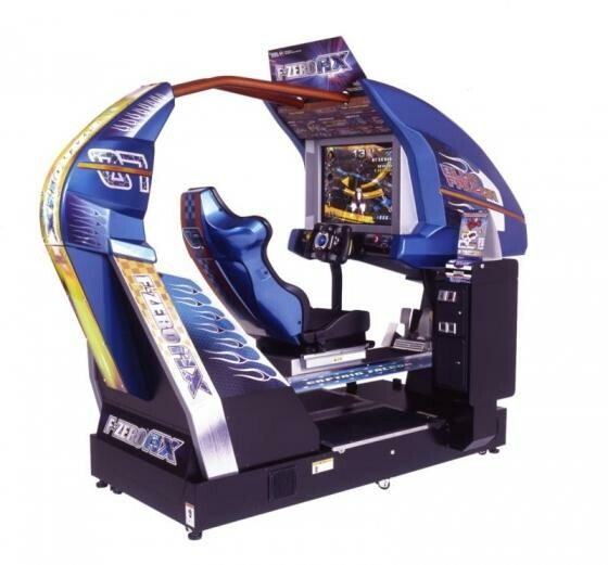 Das ist er, der F-Zero AX-Automat. (Bild: Sega) Das ist er, der F-Zero AX-Automat. (Bild: Sega)