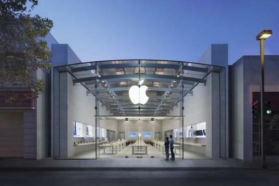 Nein, als Manager für die Apple Store soll Paul Deneve nicht fungieren. Fest steht: Der Yves Saint Laurent-Manager soll sich um "spezielle Projekte" kümmern. (Bild: Apple) Nein, als Manager für die Apple Store soll Paul Deneve nicht fungieren. Fest steht: Der Yves Saint Laurent-Manager soll sich um "spezielle Projekte" kümmern. (Bild: Apple)
