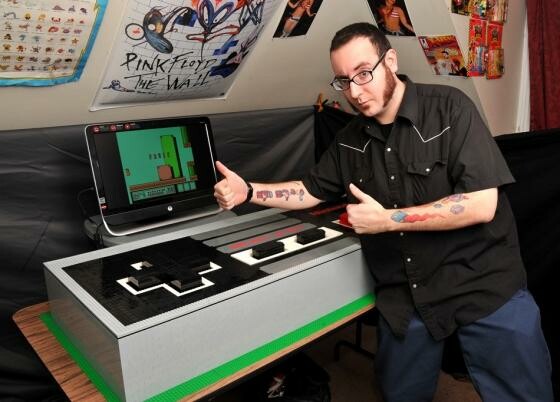 Baron von Brunk fertigte den riesigen NES-Controller in sechs Monaten. (Bild: Gene Kennish) Baron von Brunk fertigte den riesigen NES-Controller in sechs Monaten. (Bild: Gene Kennish)