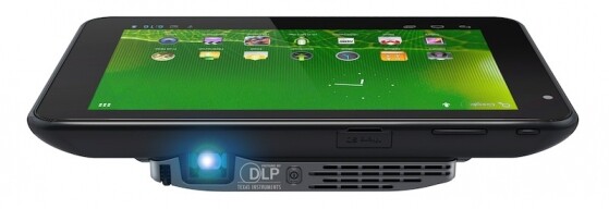 Der Beamer des Projektor Pad P100 von Aiptek lässt sich mit wenigen Handgriffen abnehmen. (Bild: Aiptek) Der Beamer des Projektor Pad P100 von Aiptek lässt sich mit wenigen Handgriffen abnehmen. (Bild: Aiptek)