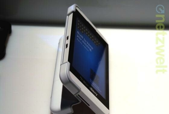 Das BlackBerry Transform Shell erweitert das Z10 um einen Kickstand. (Bild: netzwelt) Das BlackBerry Transform Shell erweitert das Z10 um einen Kickstand. (Bild: netzwelt)