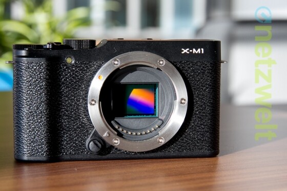Blick frei auf den X Trans CMOS-Sensor der X-M1. (Bild: netzwelt) Blick frei auf den X Trans CMOS-Sensor der X-M1. (Bild: netzwelt)