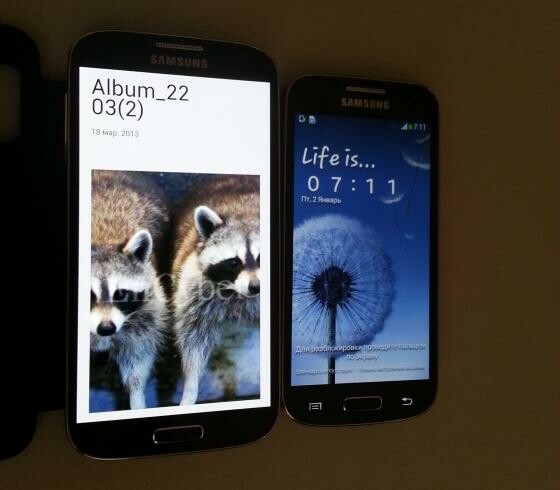 Das Galaxy S4 Mini (rechts) soll ein 4,3 Zoll großes Display bieten. (Bild: SamMobile) Das Galaxy S4 Mini (rechts) soll ein 4,3 Zoll großes Display bieten. (Bild: SamMobile)