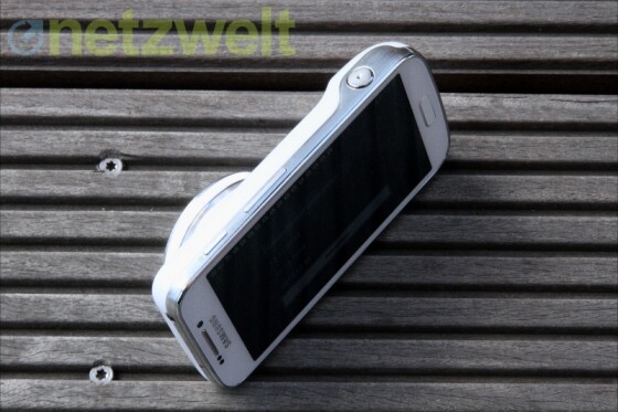 Das Galaxy S4 Zoom ist ein Mix aus Smartphone und Kompaktkamera. (Bild: netzwelt) Das Galaxy S4 Zoom ist ein Mix aus Smartphone und Kompaktkamera. (Bild: netzwelt)