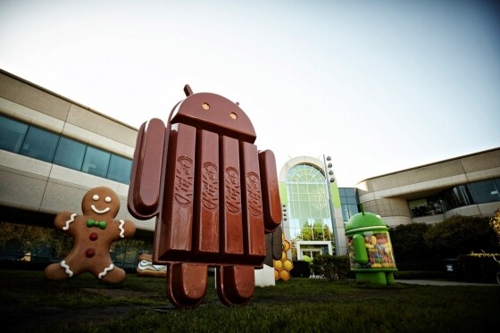 Auch vor dem Google-Hauptquartier steht bereits ein Android im KitKat-Look. (Bild: Sundar Pichai/Google+) Auch vor dem Google-Hauptquartier steht bereits ein Android im KitKat-Look. (Bild: Sundar Pichai/Google+)