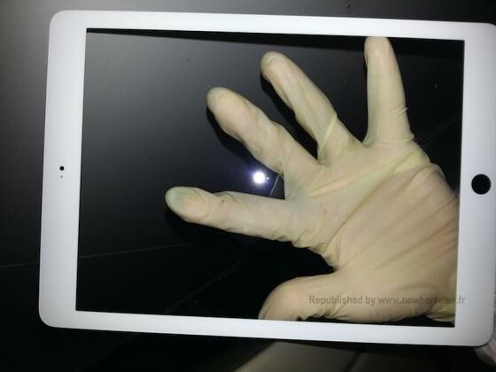 Handelt es sich hierbei um die Front des iPad 5? Der Größenvergleich zur Hand legt dies nahe. (Bild: www.nowhereelse.fr) Handelt es sich hierbei um die Front des iPad 5? Der Größenvergleich zur Hand legt dies nahe. (Bild: www.nowhereelse.fr)