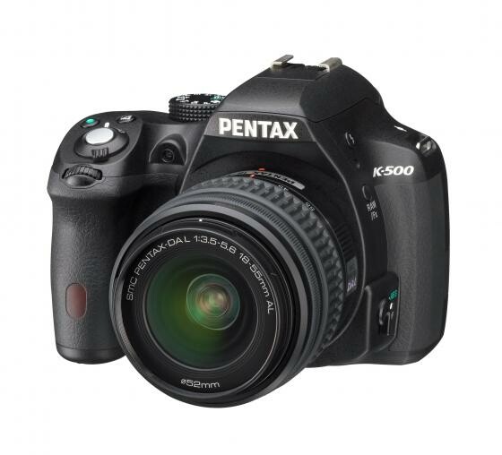 Klein aber fein: Die Pentax K-500 ist gut Ausgestattet. (Bild: Pentax) Klein aber fein: Die Pentax K-500 ist gut Ausgestattet. (Bild: Pentax)
