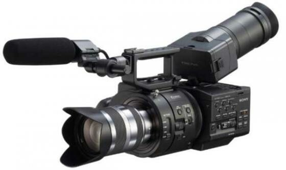 Wo kommen die 4K-Inhalte her? Zum Beispiel von der Ultra HD-Kamera NEX-FS700 von Sony. (Bild: theverge.com) Wo kommen die 4K-Inhalte her? Zum Beispiel von der Ultra HD-Kamera NEX-FS700 von Sony. (Bild: theverge.com)