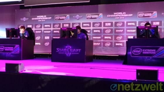 Koreanische Starcraft 2-Profispieler auf der Wettkampfbühne. (Bild: netzwelt) Koreanische Starcraft 2-Profispieler auf der Wettkampfbühne. (Bild: netzwelt)