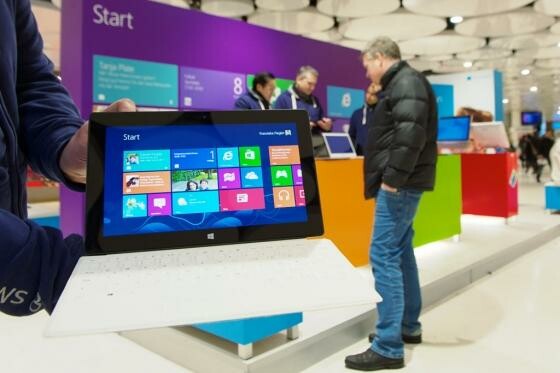 Microsoft feiert die Deutschland-Premiere des Surface Pro auf der CeBIT in Hannover. Es war eines der wenigen Produkt-Highlights der Messe. (Bild: Microsoft) Microsoft feiert die Deutschland-Premiere des Surface Pro auf der CeBIT in Hannover. Es war eines der wenigen Produkt-Highlights der Messe. (Bild: Microsoft)
