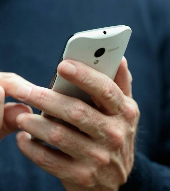 Das Moto X hat eine ungewöhnliche Gehäuseform. (Bild: The Verge) Das Moto X hat eine ungewöhnliche Gehäuseform. (Bild: The Verge)