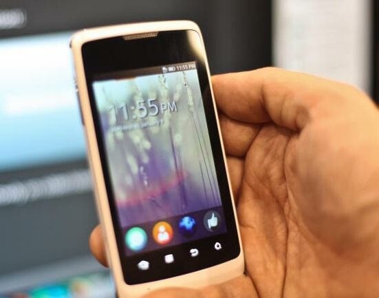 Die Mozilla Foundation zeigt auf der CES ein Smartphone mit einer Beta-Version von Firefox OS. (Bild: Cnet) Die Mozilla Foundation zeigt auf der CES ein Smartphone mit einer Beta-Version von Firefox OS. (Bild: Cnet)