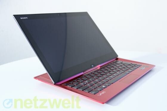 In der von netzwelt konfigurierten Version bewegt sich das Sony Vaio Duo 13 Red Edition auf die 3.000-Euro-Marke zu. (Bild: netzwelt) In der von netzwelt konfigurierten Version bewegt sich das Sony Vaio Duo 13 Red Edition auf die 3.000-Euro-Marke zu. (Bild: netzwelt)