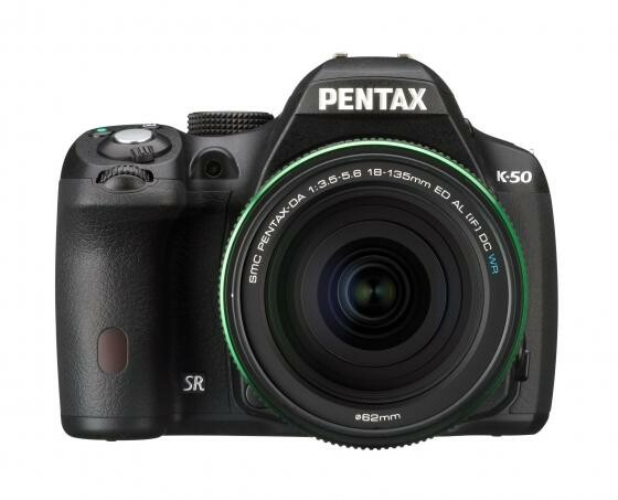 Die neue Pentax K-50 mit das neue DA L 18-55 F3,5-5,6 AL WR. Beide sind gegen Staub und Spritzwasser geschützt. (Bild: Pentax) Die neue Pentax K-50 mit das neue DA L 18-55 F3,5-5,6 AL WR. Beide sind gegen Staub und Spritzwasser geschützt. (Bild: Pentax)