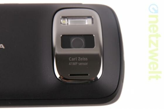 Das Nokia EOS soll wie das Nokia 808 PureView (Bild) über eine 41-Megapixel-Kamera verfügen. (Bild: netzwelt) Das Nokia EOS soll wie das Nokia 808 PureView (Bild) über eine 41-Megapixel-Kamera verfügen. (Bild: netzwelt)