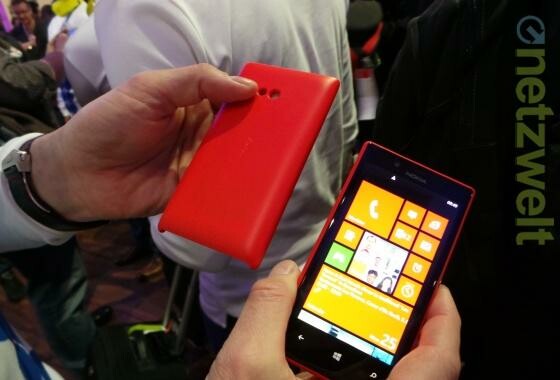 Nutzer können beim Nokia Lumia 720 trotz Unibodydesigns mittels eines Covers drahtloses Laden nachrüsten. (Bild: netzwelt) Nutzer können beim Nokia Lumia 720 trotz Unibodydesigns mittels eines Covers drahtloses Laden nachrüsten. (Bild: netzwelt)