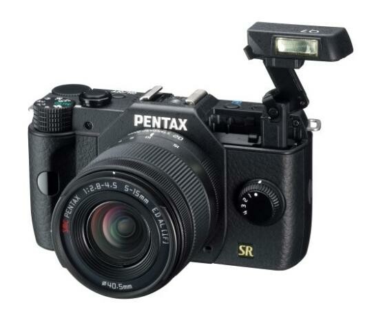 Die Pentax Q7 bietet einen größeren Sensor als ihr Vorgänger, ist jedoch immer noch äußerst kompakt. (Bild: Pentax) Die Pentax Q7 bietet einen größeren Sensor als ihr Vorgänger, ist jedoch immer noch äußerst kompakt. (Bild: Pentax)
