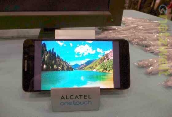 Quadcore-CPU, LTE-fähig: das Alcatel One Touch Idol X. (Bild: netzwelt) Quadcore-CPU, LTE-fähig: das Alcatel One Touch Idol X. (Bild: netzwelt)